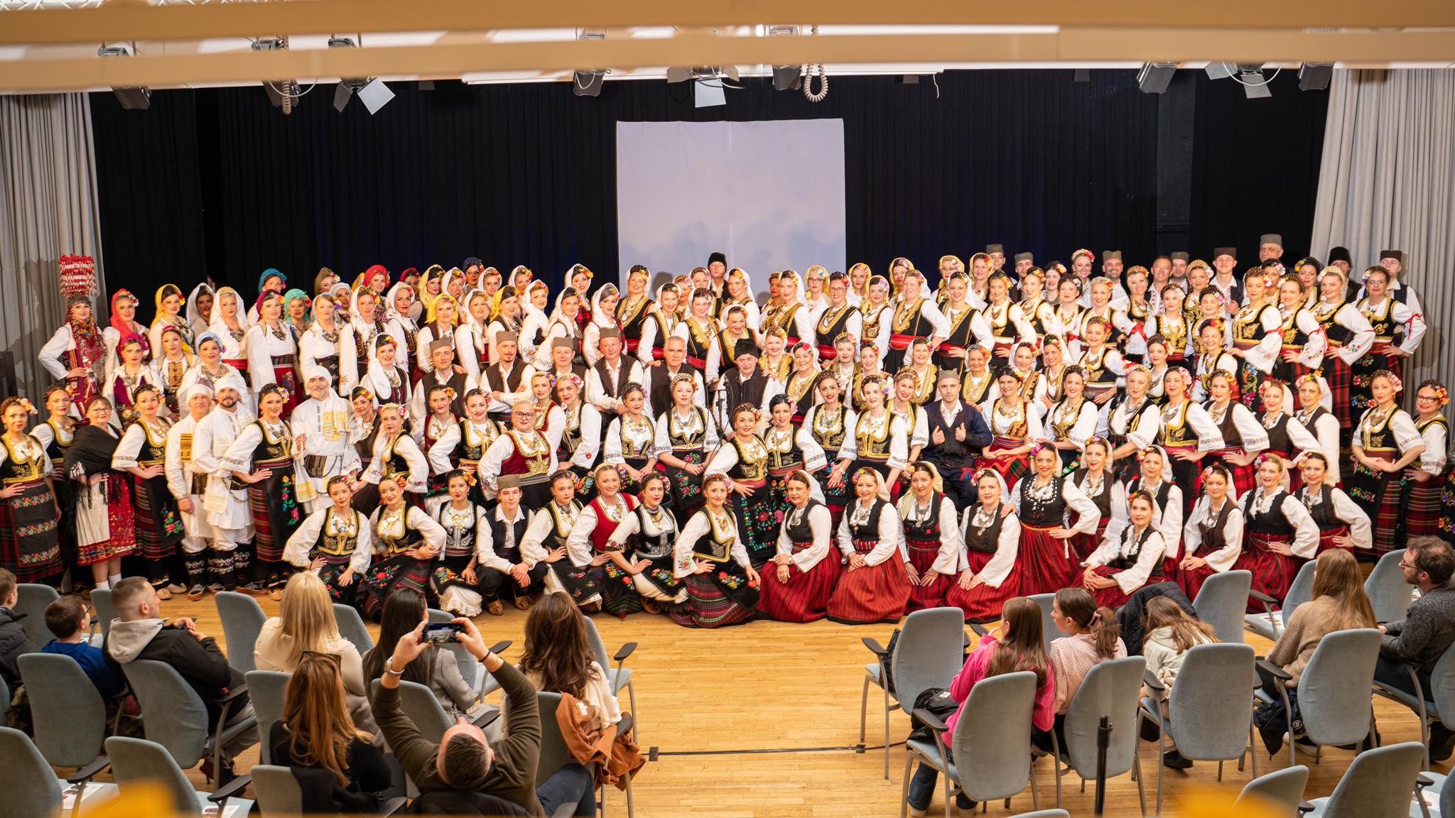 u-geteborgu-odrzan-treci-folklorni-festival-seniora-2025