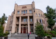 pravni-u-blokadi:-muskarci-sa-crnim-kapuljacama-nocas-cepali-transparente-ispred-zgrade-(foto)